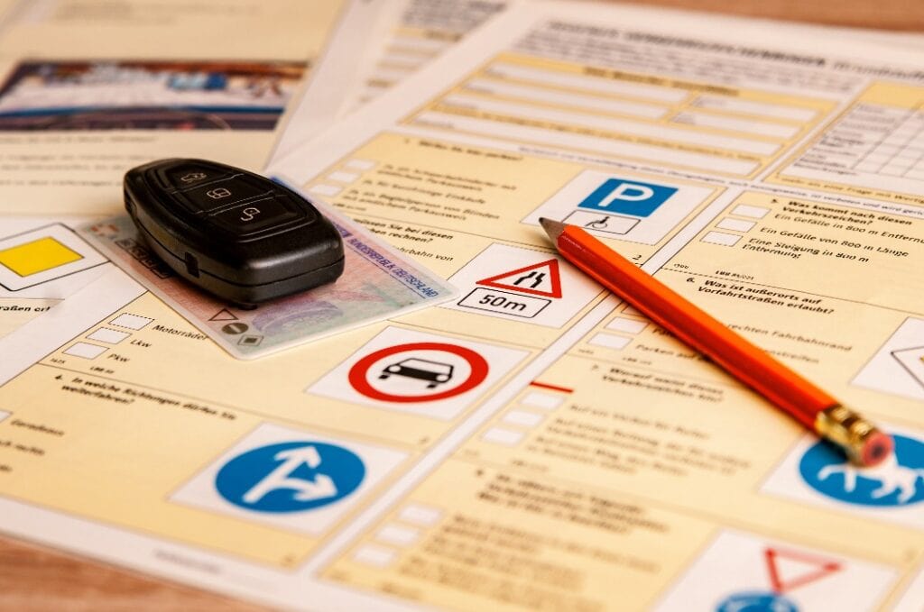 Fahrschulkbogen Führerschein und Autoschlüssel in der Fahrschule